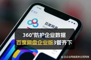 这气氛？球迷高唱C罗名字，看台上的C罗频频挥手、握拳回应